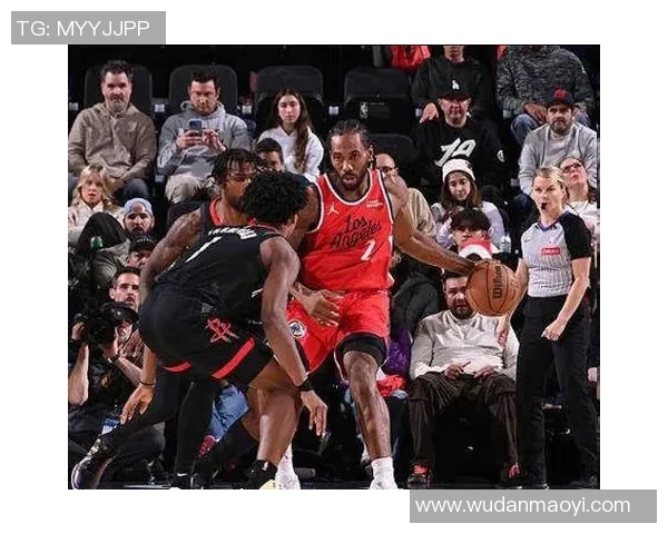 快船与火箭季后赛第二场激战回顾球星对决引发的精彩瞬间